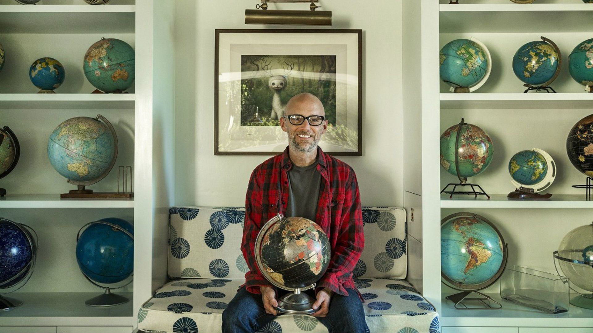 Музыкант Моби в своём доме