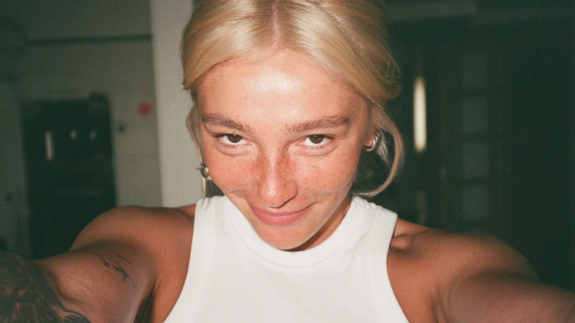 Как Настя Ивлеева жила на вокзале в Москве и работала в автосалоне до того, как стала звездой