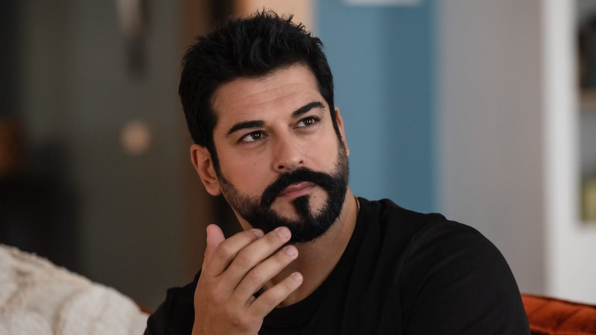 Актер Бурак Озчивит