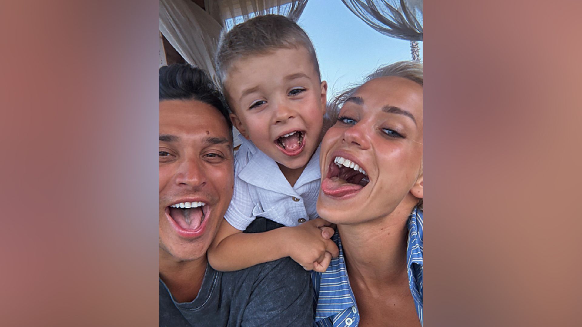 Кирилл Астапов с женой и сыном