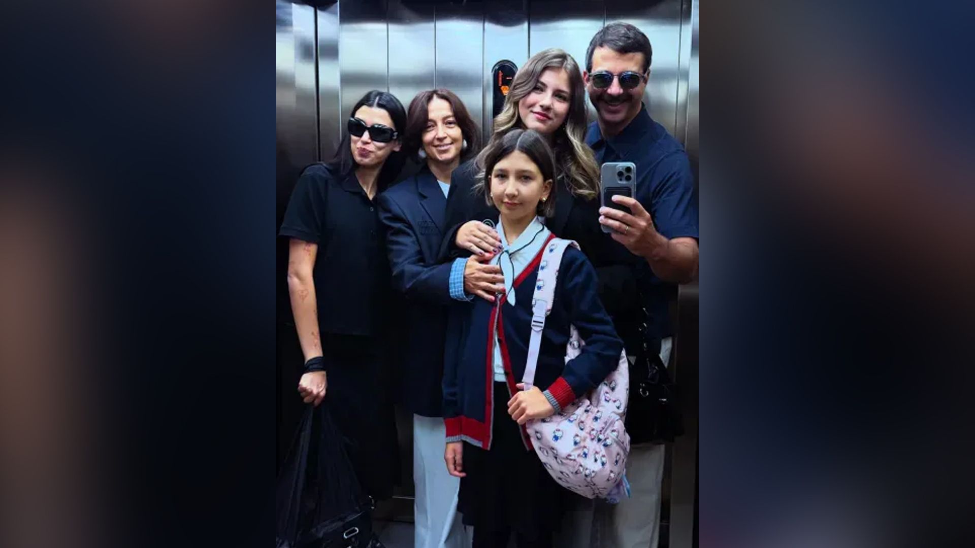 Иван Ургант с женой и дочками