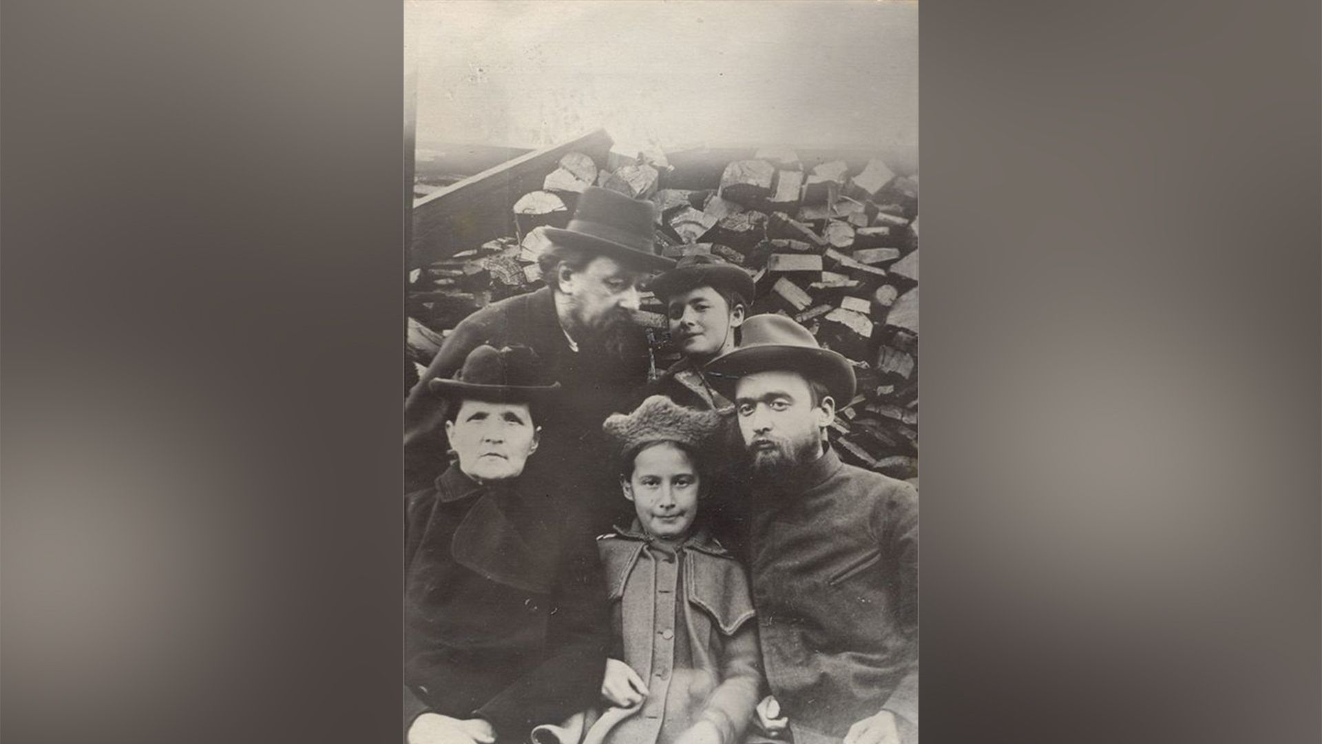 Константин Циолковский, его жена Варвара и их дети Анна, Александр и Мария