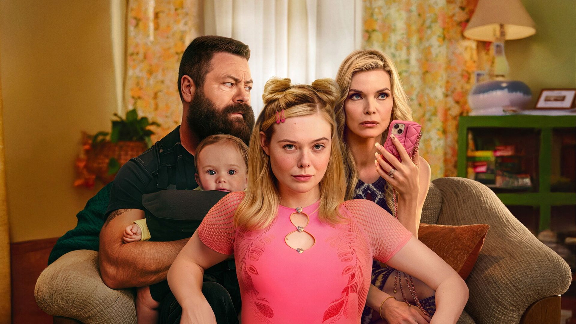 Ник Офферман, Мишель Пфайффер и Эль Фаннинг в сериале "У Марго пролемы с деньгами"