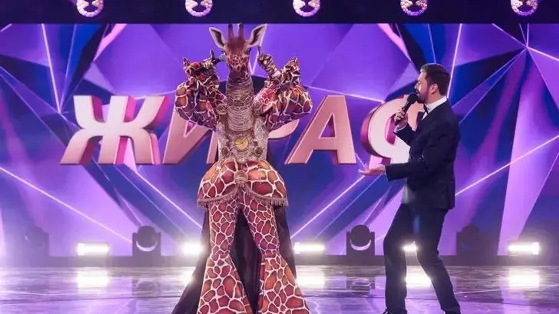 В костюме Жирафа скрывалась Полина Гагарина