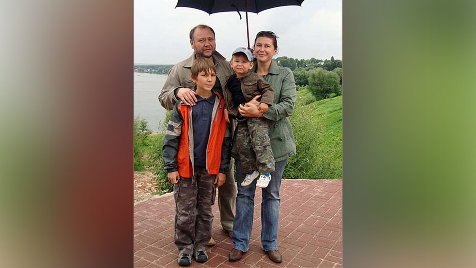 Актёр Юрий Степанов с женой и сыновьями