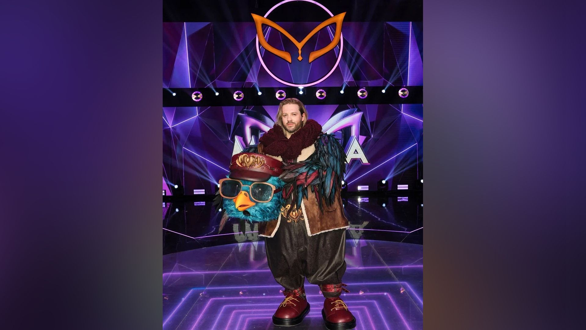 Арсений Бородин в костюме Снегиря в шоу "Маска"