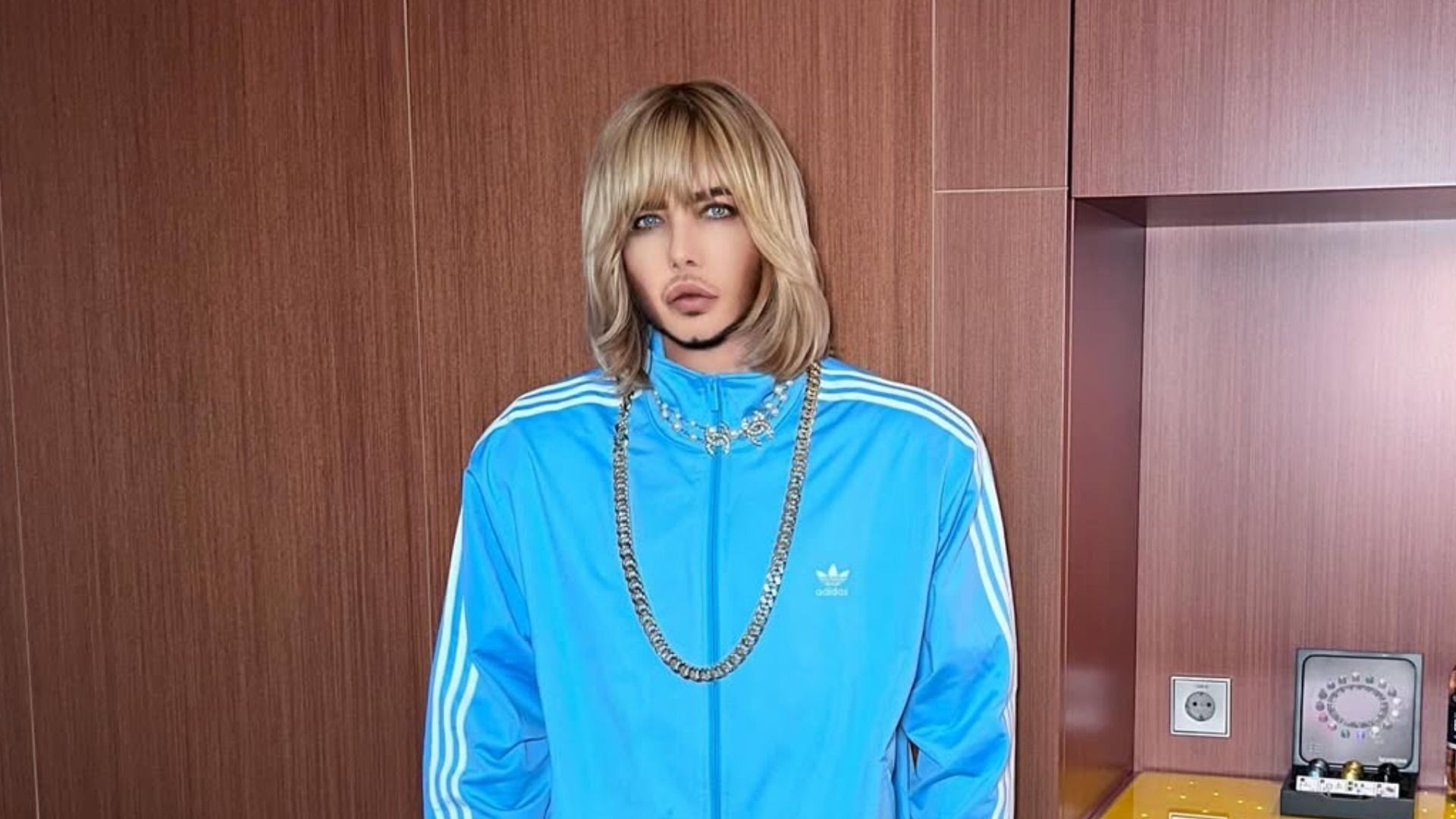 Сергей Зверев призвал женщин помыться перед Пасхой, опубликовав фото из ванны