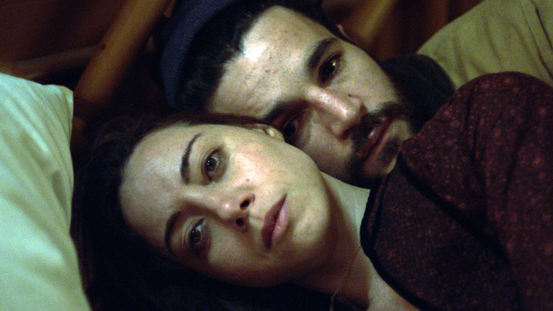 Кристофер Эббот и Обри Плаза в фильме "Чёрный медведь"