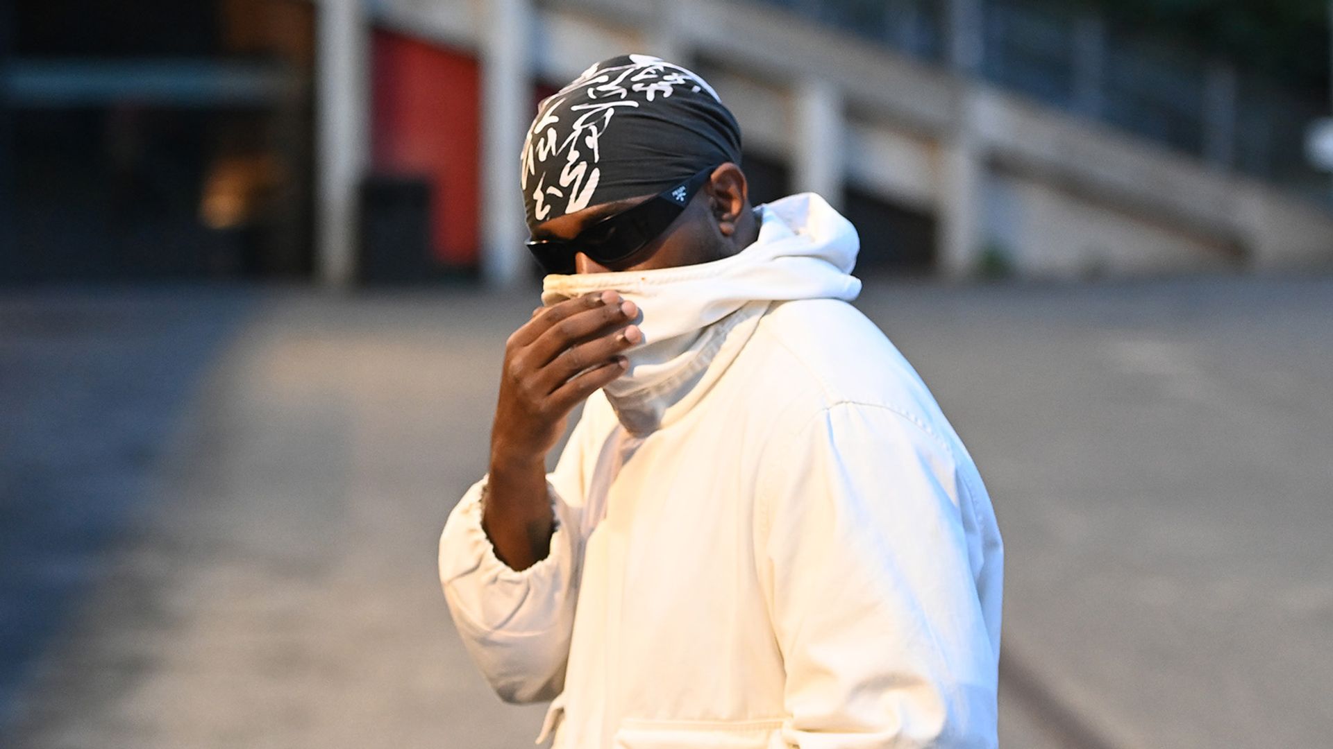 Утром деньги, вечером стулья: Канье Уэст должен вернуть гонорар за отмененный концерт в Лондоне