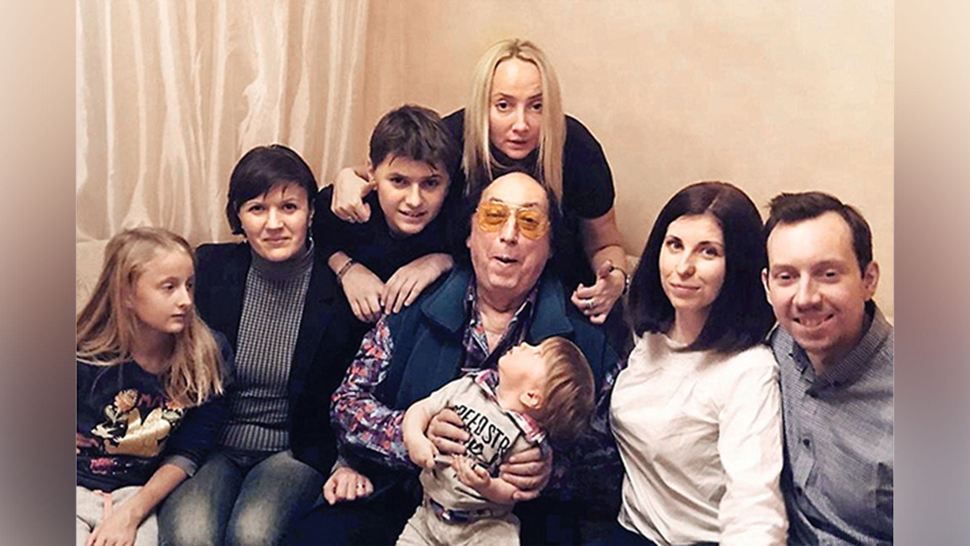 Актёр Евгений Герчаков с семьей