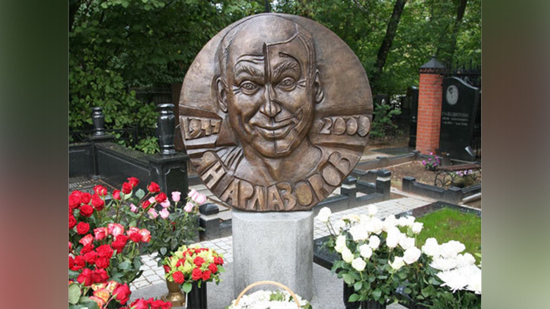 Памятник на могиле Яна Арлазорова