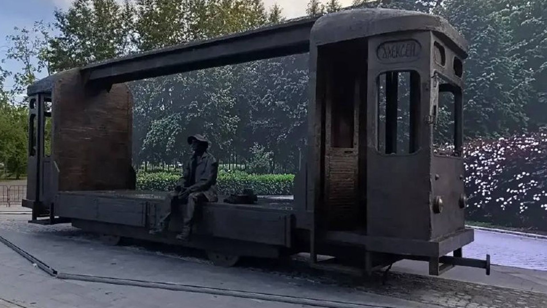 Памятник Алексею Балабанову в Екатеринбурге