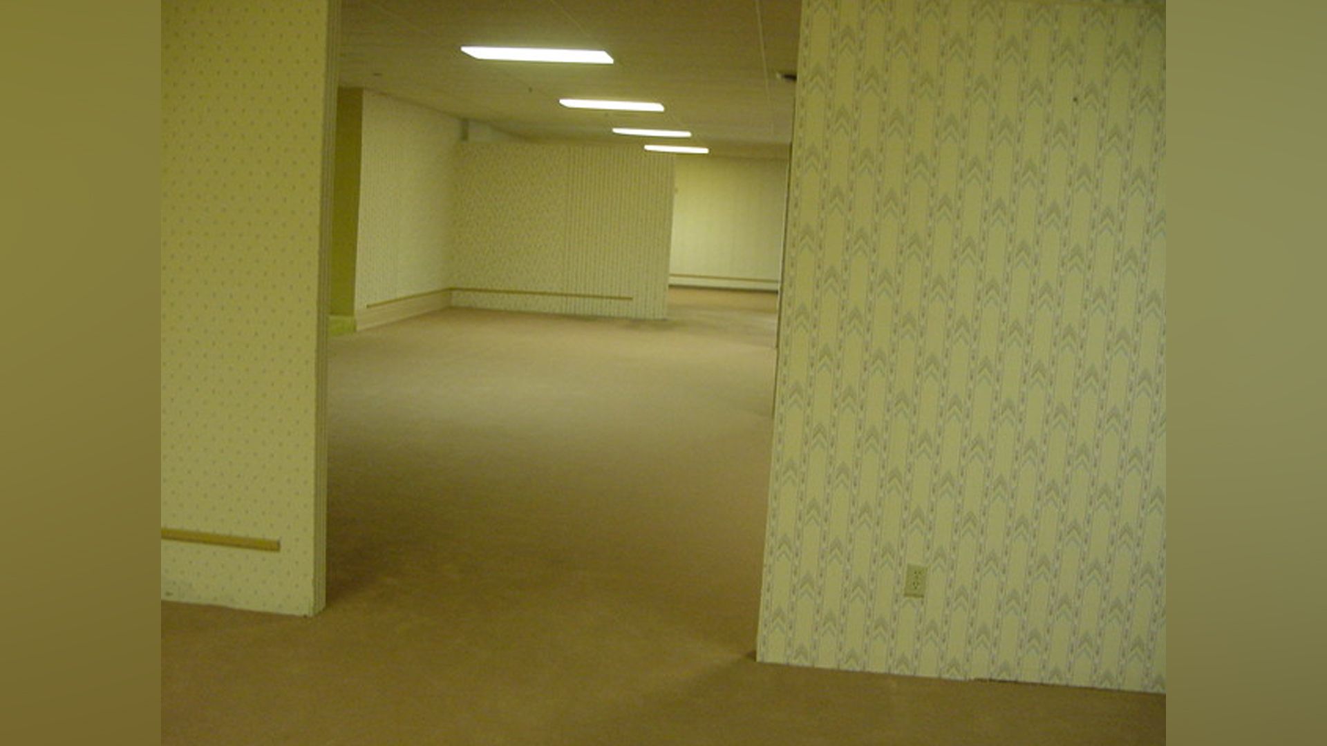 Закулисье Backrooms оригинальная фотография