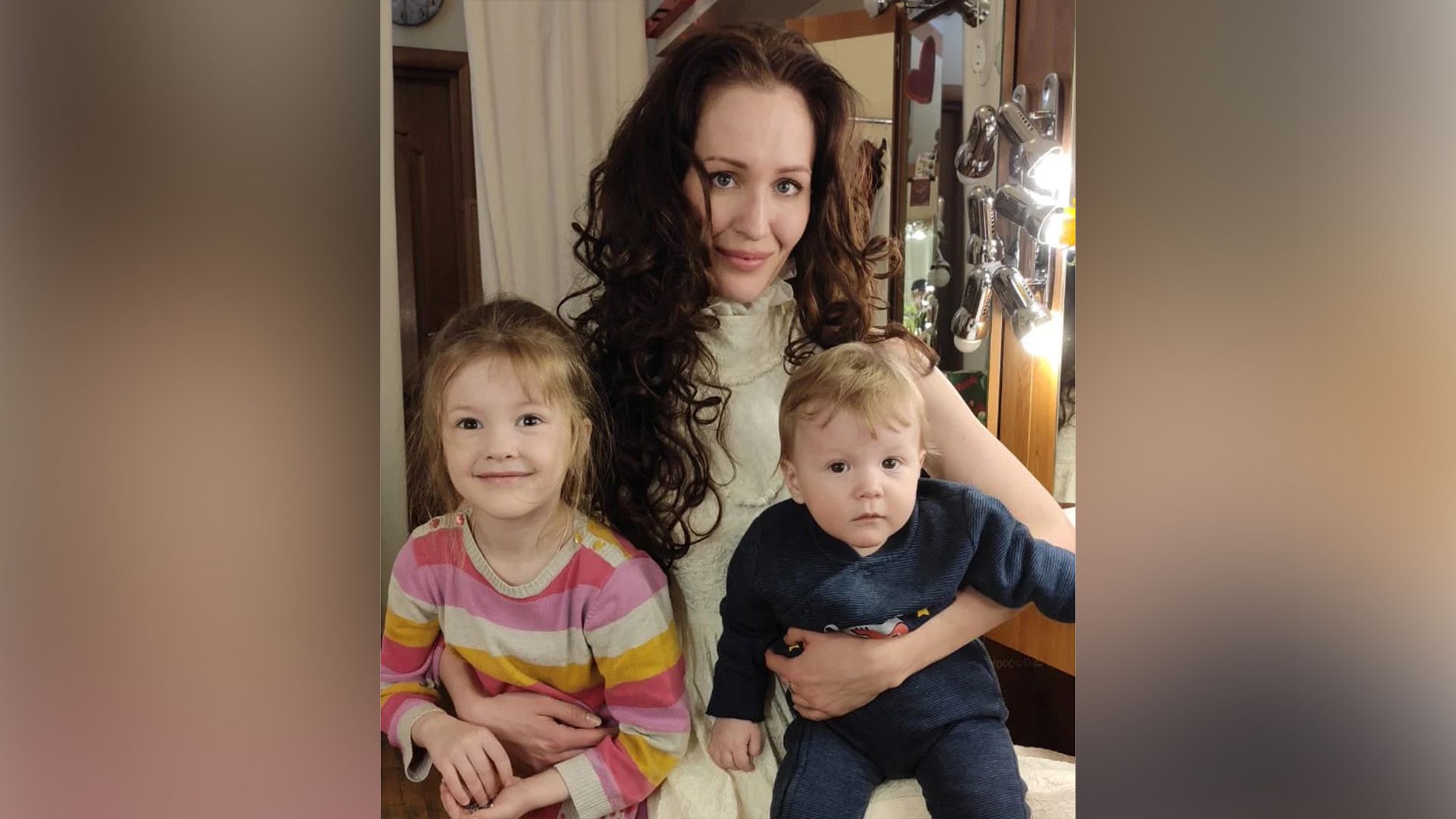 Актриса Лидия Шевченко с дочками