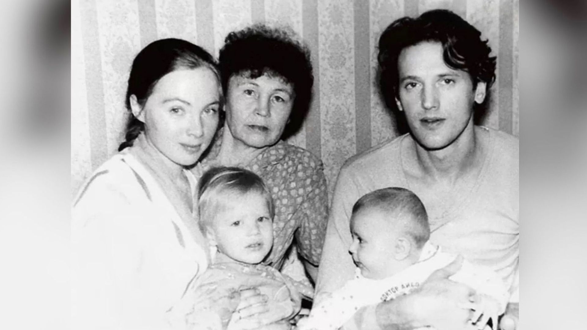 Валерий Сторожик и Марина Яковлева с детьми