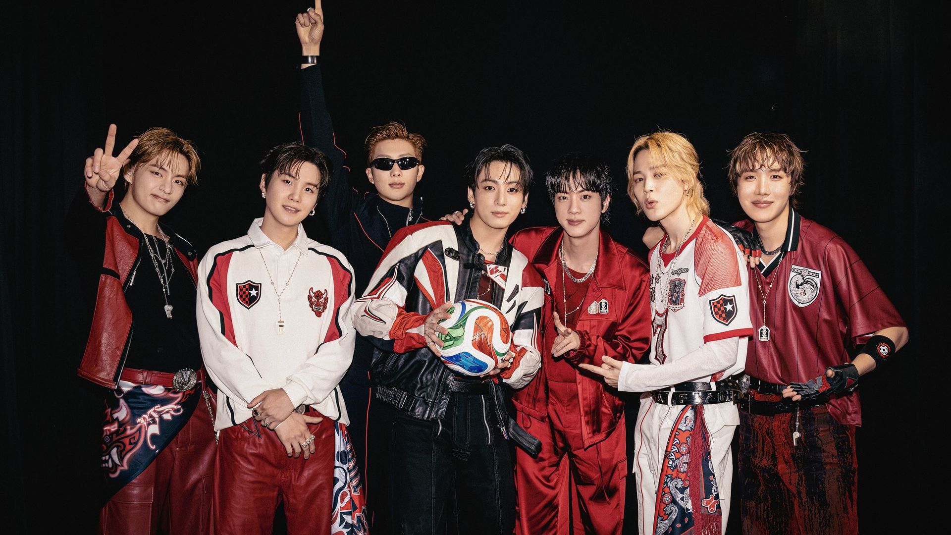 BTS выступили в шоу в перерыве финала ЧМ по футболу