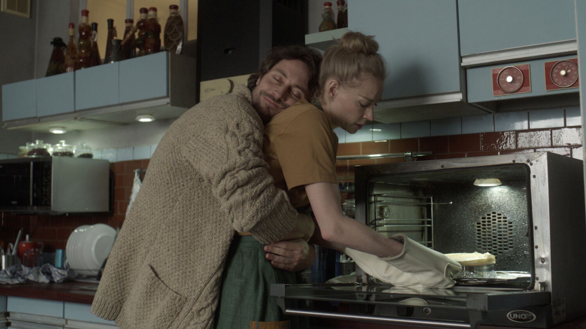 Светлана Ходченкова и Антон Филипенко в сериале "Мёрзлая земля"
