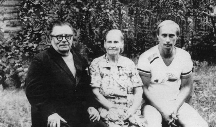 Владимир Путин с родителями (1985)