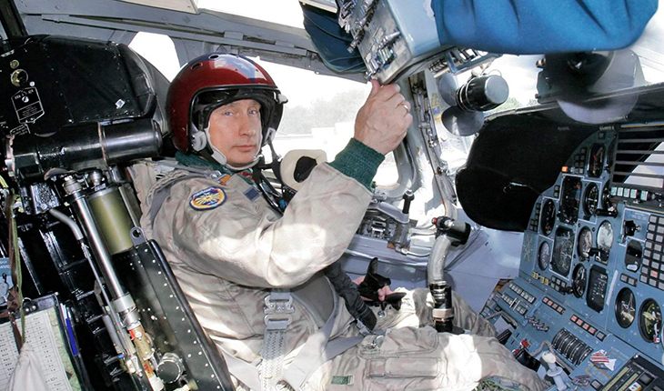Владимир Путин в кабине стратегического бомбардировщика Ту-160 (2005)