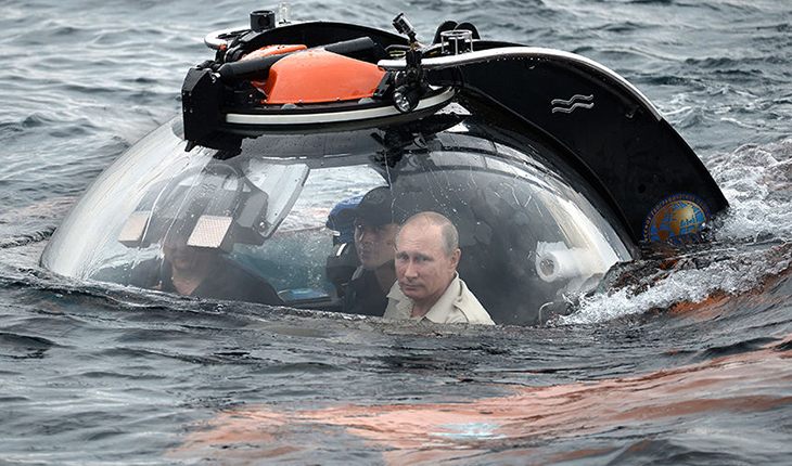 Владимир Путин осматривает в батискафе место гибели подлодки в Финском заливе (2019)