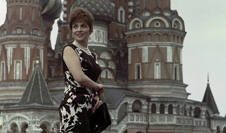 Джина Лоллобриджида перед собором Василия Блаженного (1961)