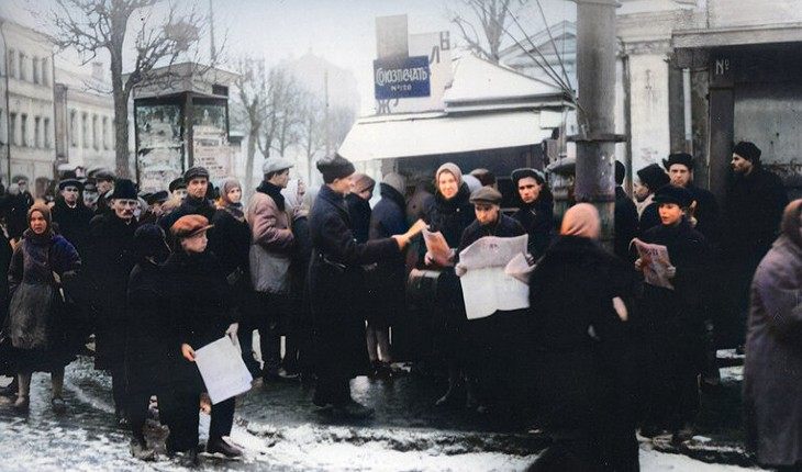 Очередь в киоск Союзпечать