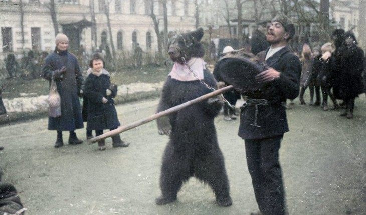 Уличные артисты с медведем