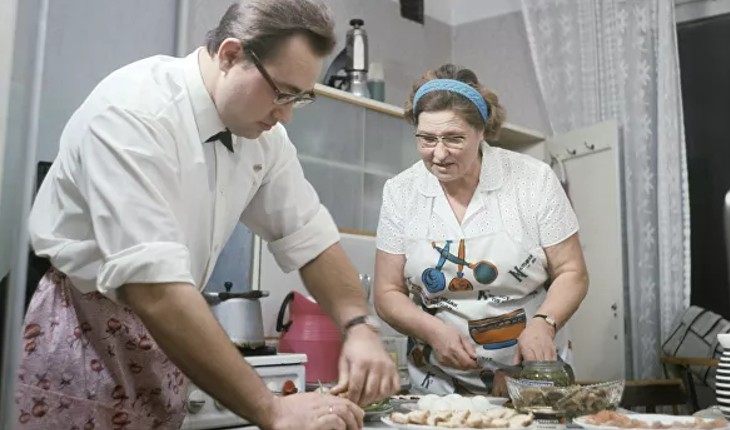 Приготовления начинались заранее, на кухне трудилась вся семья