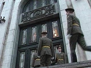 Представители Министерства обороны во вторник заявили о решении выделить семьям российских военнослужащих, погибших в ходе грузино-южноосетинского конфликта, материальной помощи в объеме, эквивалентном 100 тыс. долларов США