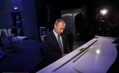 Путин сыграл на рояле