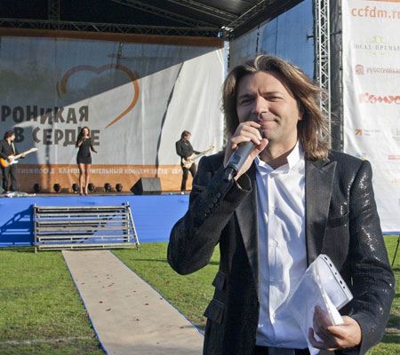 Дмитрий Маликов на благотворительном концерте фонда Проникая в сердце