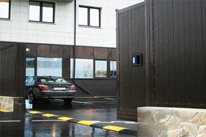 Во дворах лежичие полицейские необходимы