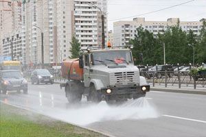 Моют дороги безопасным шампунем