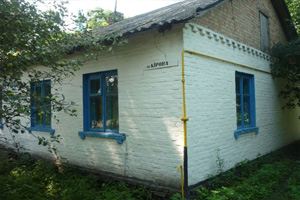 Помимо лифта в одноэтажном доме имелись и лестничные пролеты