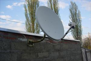 Спутниковые антенны довольно частое явление на крыше российского дома