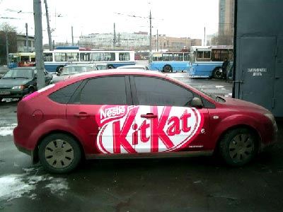 Реклама на легковом автомобиле