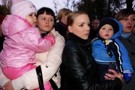 Даже мамы с маленькими детьми собираются на митинг