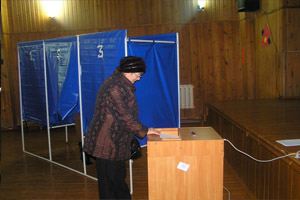 Иски могут быть поданы в судебные инстанции, находящиеся на одном уровне с избирательными комиссиями