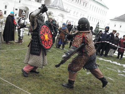 Участники турнира бились на мечах