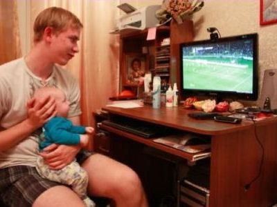 Пока муж смотрит футбол, у жены есть время для развлечений Пока муж смотрит футбол, у жены есть время для развлечений