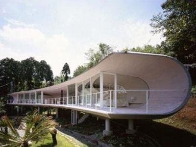 Crescent House днем