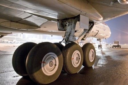 Два самолета с техническими неисправностями совершили аварийные посадки в аэропортах Сургута и Тюмени