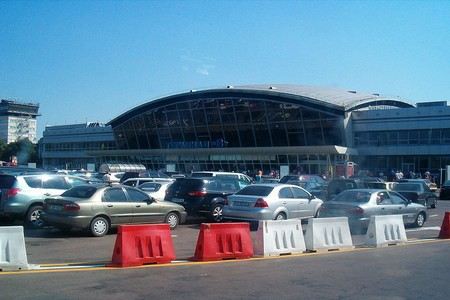 Из терминала F киевского аэропорта «Борисполь» эвакуируют все пассажиров и сотрудников.
