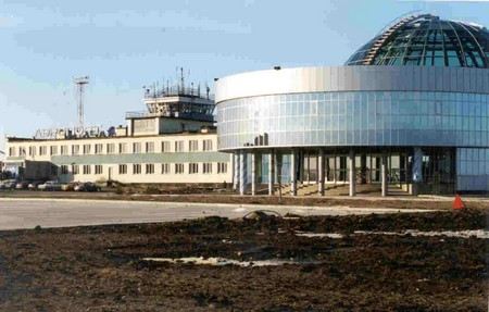 В ЯНАО в аэропорту Ноябрьска самолет на 15 метров выкатился за пределы полосы