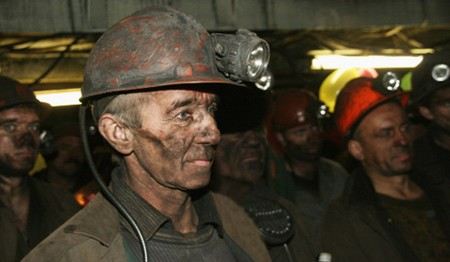 Бастующих шахтеров на Урале в шахте «Красная шапочка» все-таки будут кормить. Бастующих шахтеров на Урале в шахте «Красная шапочка» все-таки будут кормить.