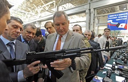 Новая версия автомата Калашникова АК-12 пройдет предварительные испытания в ноября этого года в ЦНИИ Точного машиностроения.