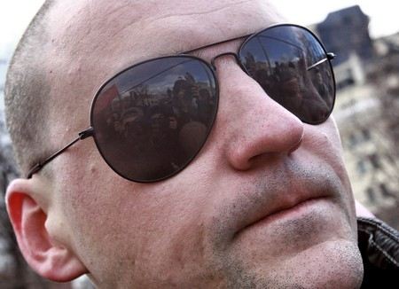 Сергея Удальцова вызвали на допрос в качестве свидетеля в Следственный комитет в качестве свидетеля, чтобы расспросить о фактах, связанных с содержанием фильма «Анатомия протеста-2». Сергея Удальцова вызвали на допрос в качестве свидетеля в Следственный комитет в качестве свидетеля, чтобы расспросить о фактах, связанных с содержанием фильма «Анатомия протеста-2».