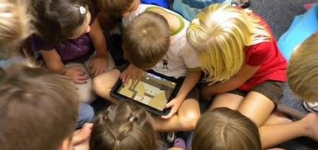 В Челябинской области Министр образования Кузнецов провел переговоры с представителями Apple об обучении школьников при помощи планшетных компьютерам.