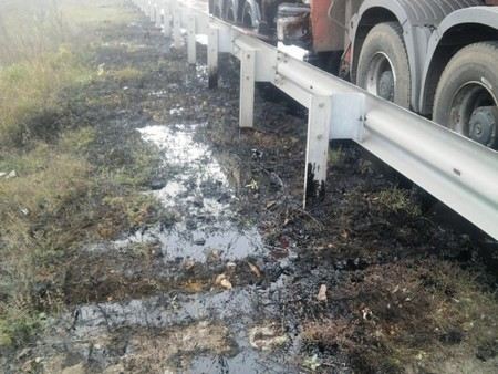 В Новоспасском районе Ульяновской области на трассе произошел разлив 20 тонн нефти.
