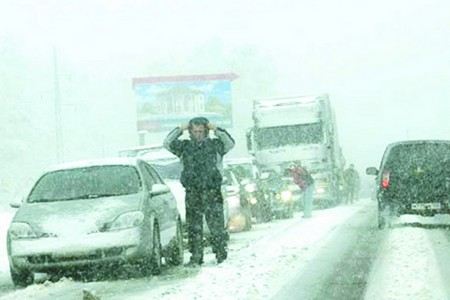 На Москву обрушился первый сильный снегопад.